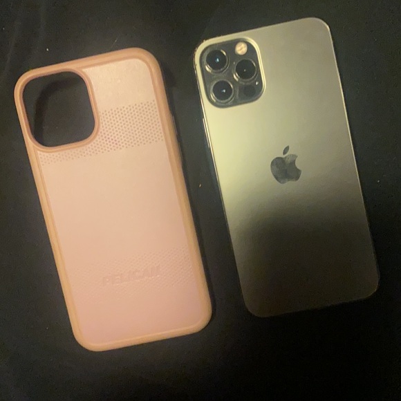 iPhone 12 - Picture 3 of 5